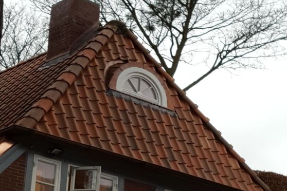 Energetische Sanierung und Dacheindeckung eines Fischerhauses im Denkmalschutz.
