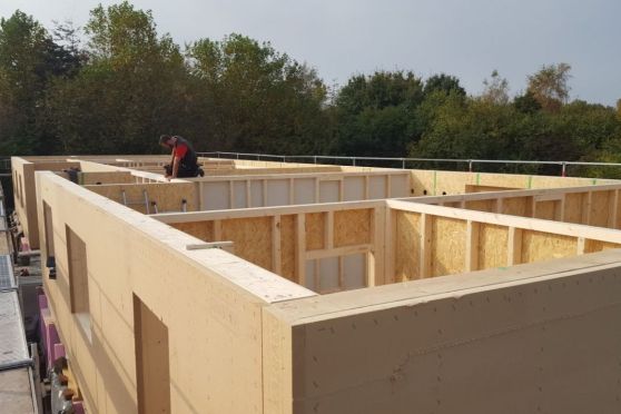 Errichtung eines Mehrfamilienhauses in Holztafelbauweise.