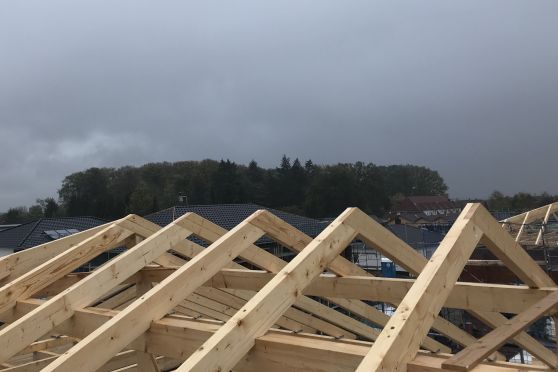 Errichtung Dachstuhl eines Mehrfamilienhauses.