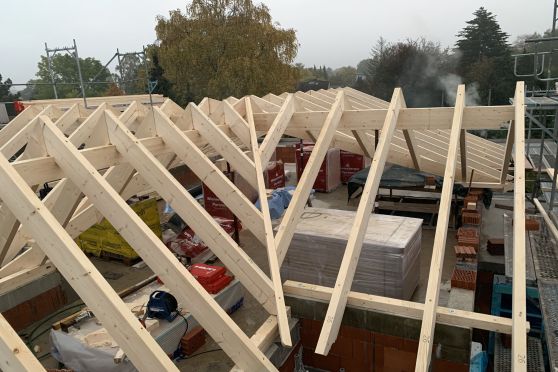 Errichtung Dachstuhl eines Mehrfamilienhauses.
